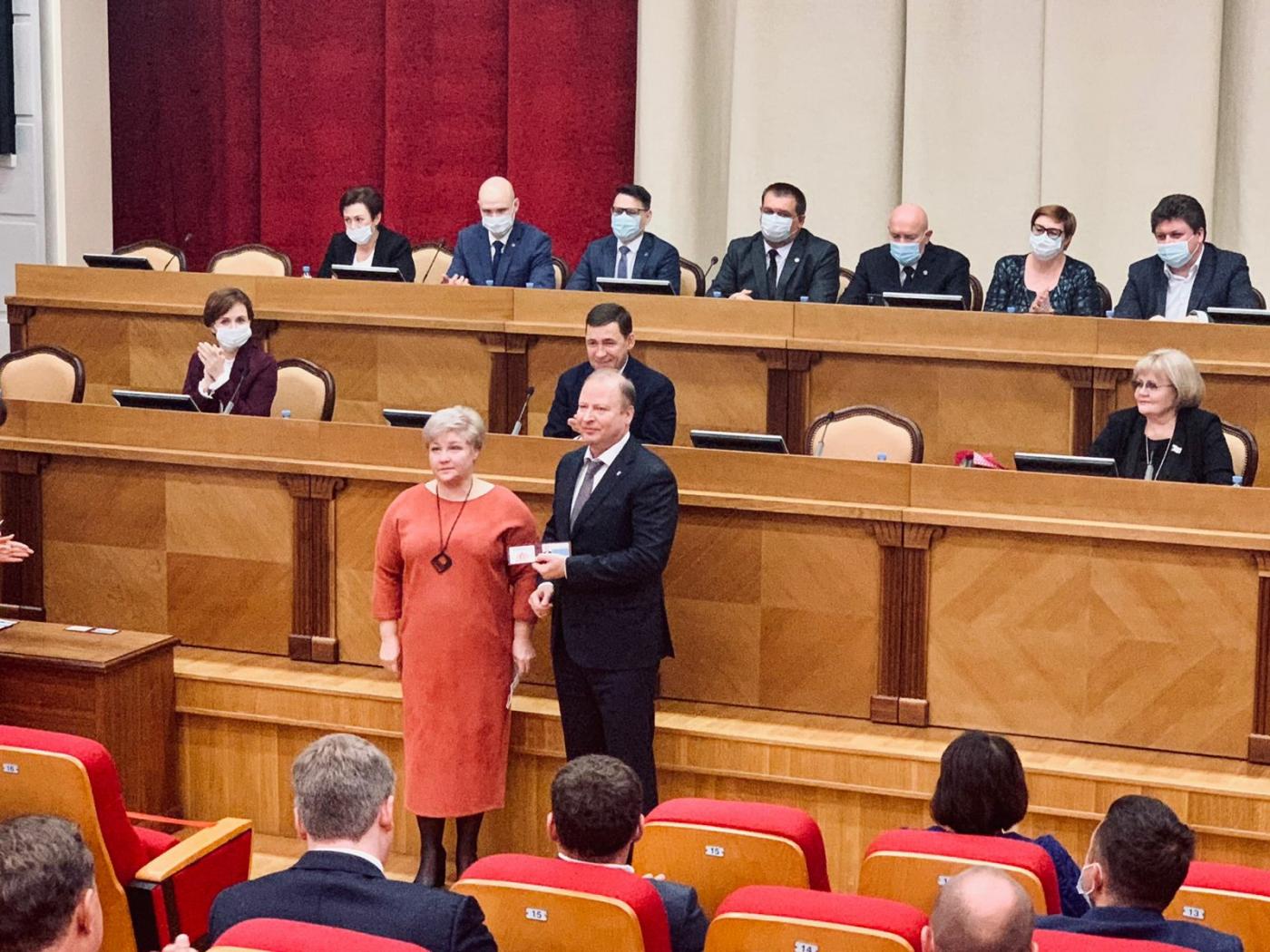 Депутатам Законодательного Собрания Свердловской области вручили удостоверения - Фото 1