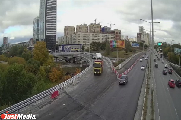 В Екатеринбурге перекрыли съезд с развязки дублера Сибирского тракта на ЕКАД в сторону аэропорта Кольцово - Фото 1