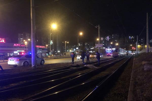 Похороны девочки, которая погибла под колесами трамвая на Ботанике, оплатит уральский миллиардер Андрей Симановский - Фото 1