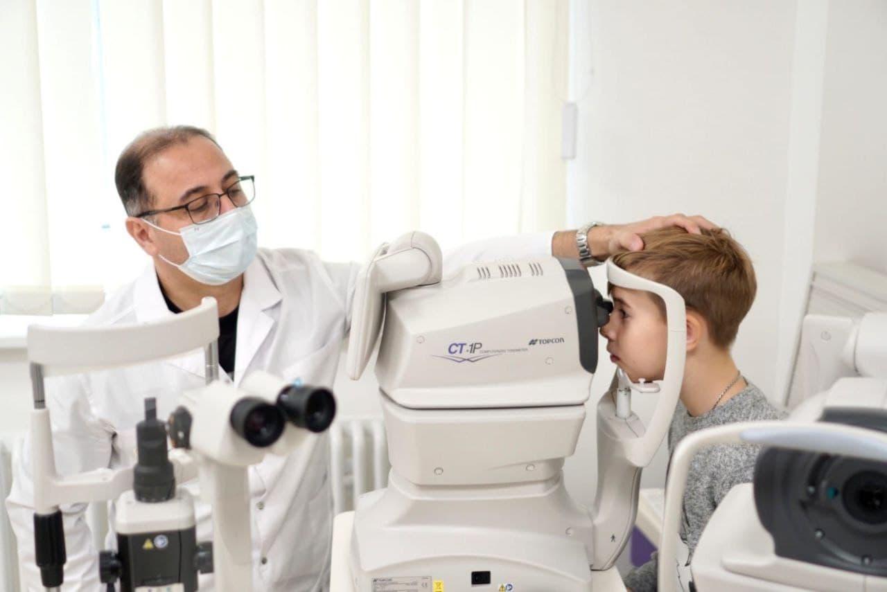 Дети членов экипажа атомного подводного крейсера «Верхотурье» проходят медицинский осмотр в Екатеринбурге - Фото 1