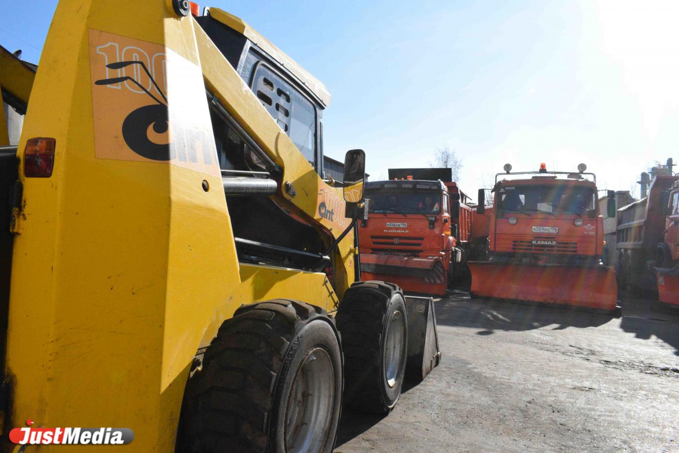 Екатеринбургские ДЭУ подготовились к уборке снега в этом году заранее - Фото 1