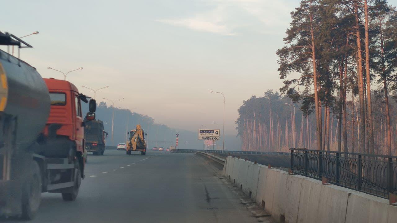 ГИБДД перекрыла движение по федеральной трассе из-за горящего торфяника - Фото 1