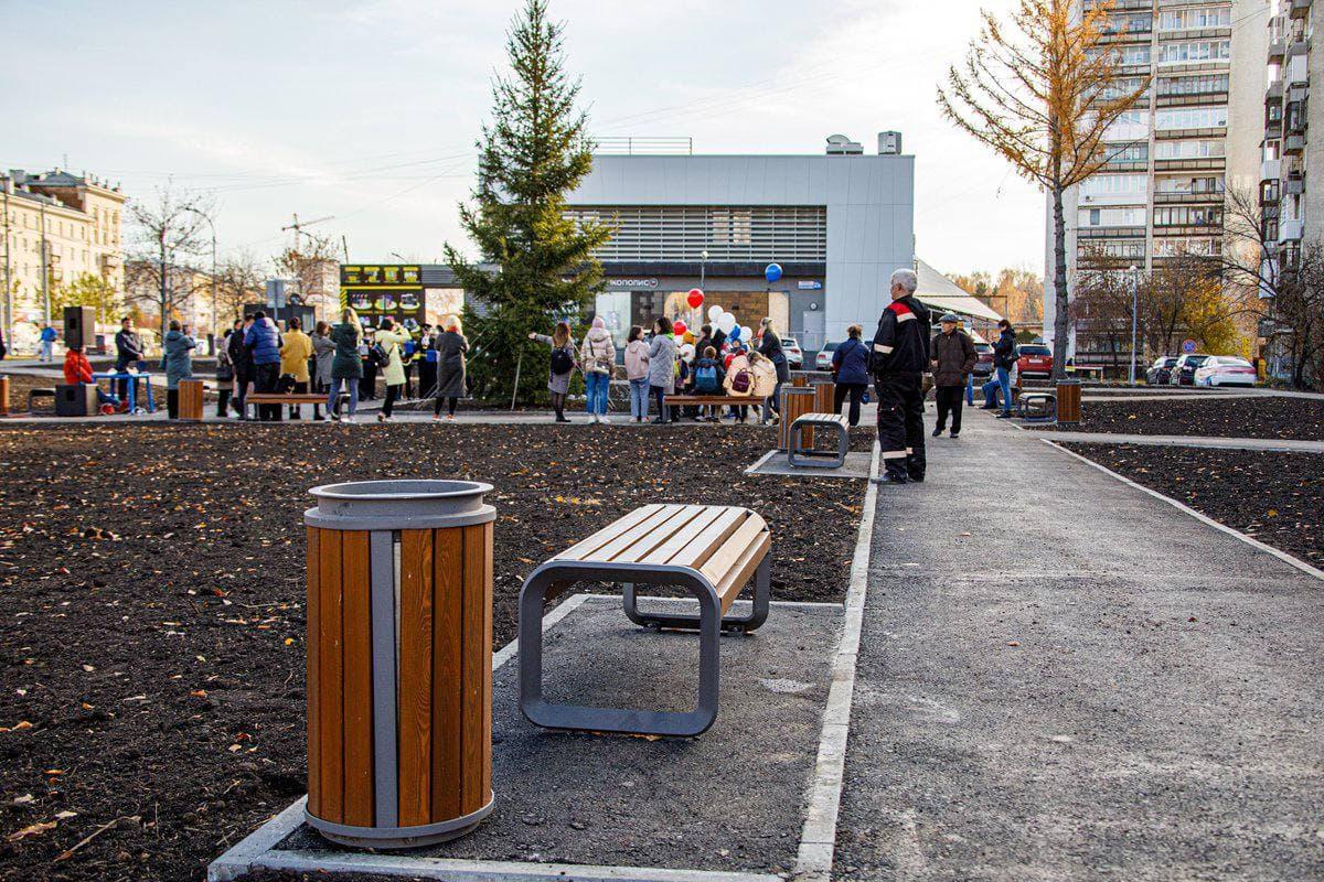 В Екатеринбурге вместо парковки появился сквер - Фото 1