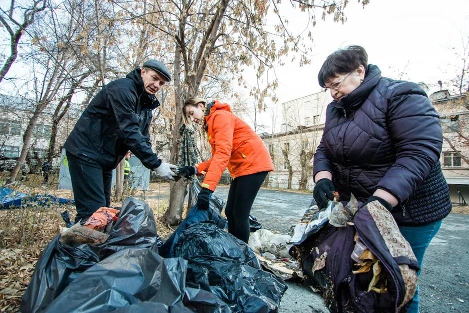 На Ленина прошел первый арт-субботник. «Соседи» собрали десятки «шкаликов», вывезли мусор на переработку и расписали старые окна - Фото 1