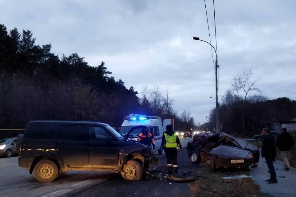 В Екатеринбурге в лобовом ДТП погиб водитель-нарушитель - Фото 1