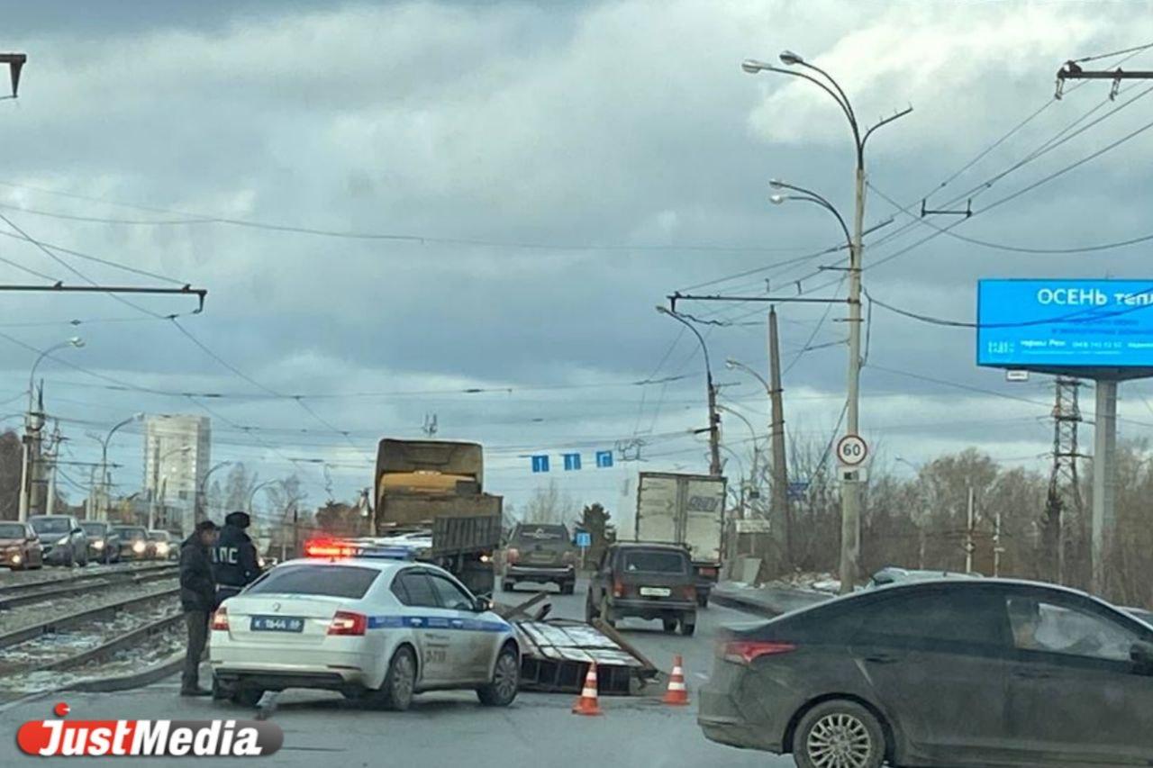 Развалившаяся фура заблокировала движение по проспекту Космонавтов - Фото 1