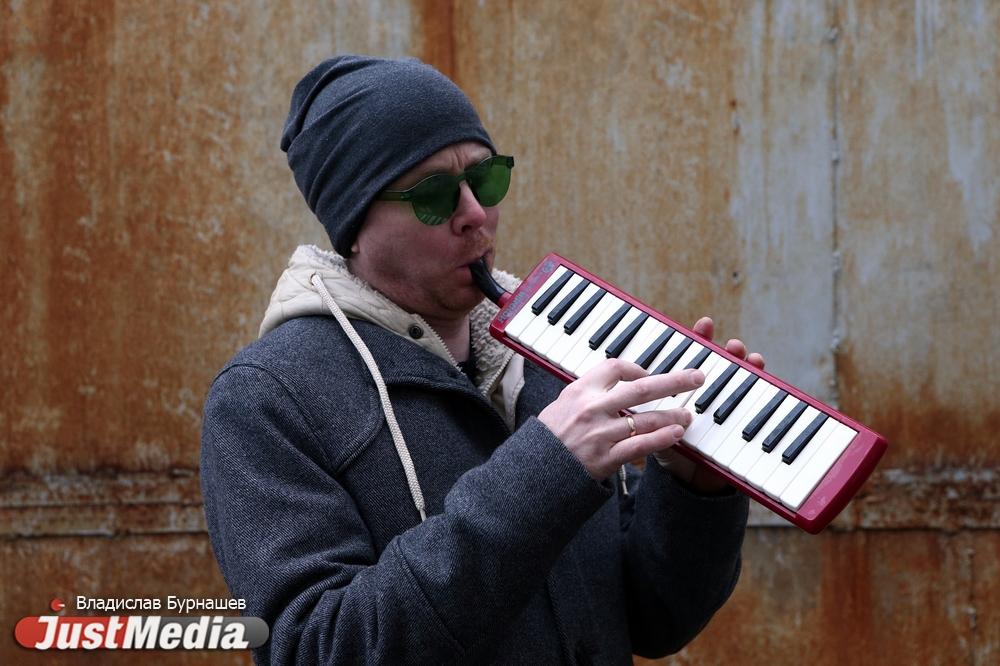 Глеб Васильев, музыкант: «Пушкин, говорят, 1833 год. Погода та же самая, осенняя». В Екатеринбурге -7 градусов - Фото 1