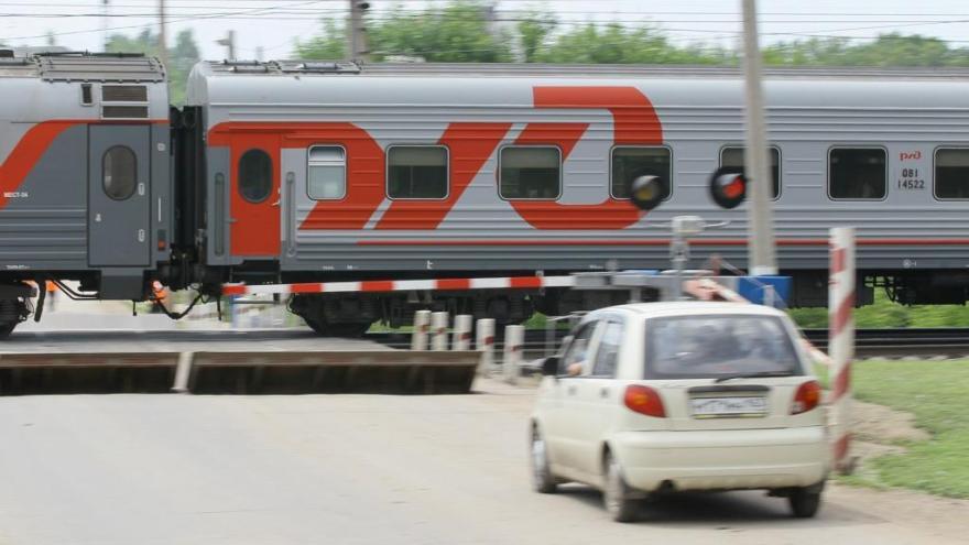 В период нерабочих и праздничных дней ноября СвЖД призывает водителей усилить бдительность при пересечении железнодорожных переездов  - Фото 1