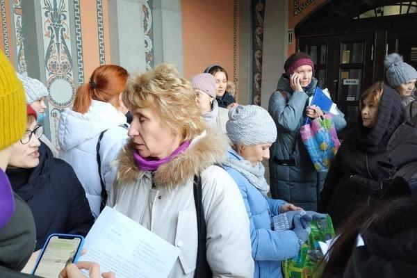 Родители екатеринбургских школьников устроили у мэрии протест из-за дистанта - Фото 1