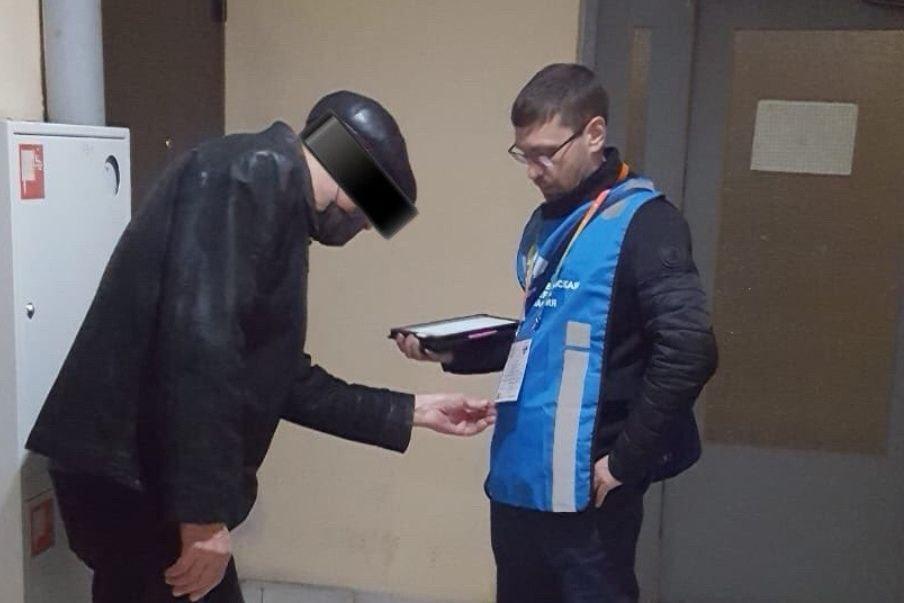 Жители Ботаники пожаловались на переписчика, ходившего по квартирам без средств защиты - Фото 1