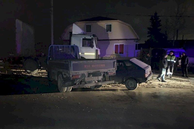 В Горном Щите грузовик подбил ВАЗ с молодежью - Фото 1