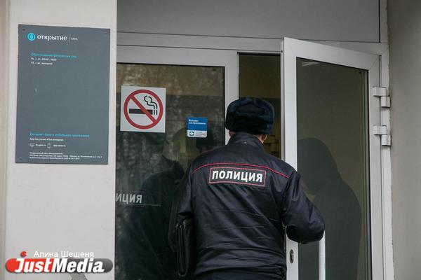  В Екатеринбурге неизвестный попытался ограбить банк «АК-Барс» - Фото 1
