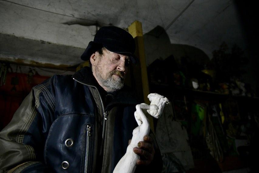 Евгений Куйвашев помог екатеринбургскому скульптору, который жил в подвале расселенного дома - Фото 1