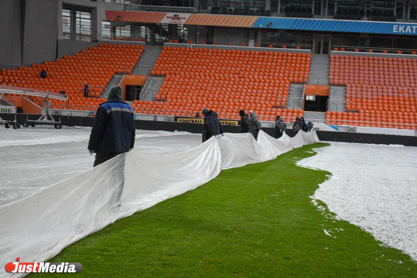 Главный агроном «Екатеринбург Арены» рассказал о сложностях в подготовке газона к последнему матчу «Урала» в этом году - Фото 1
