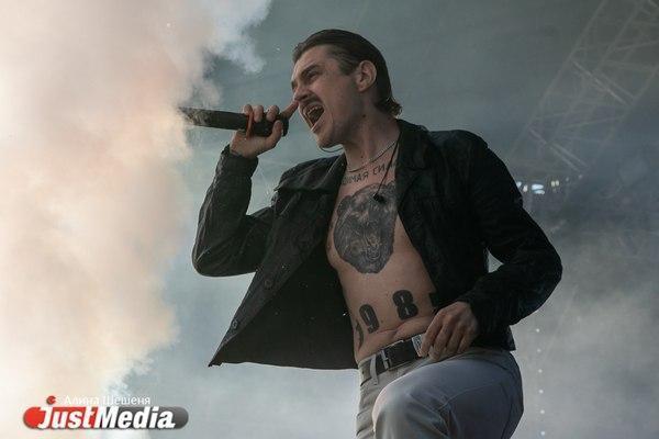 Солист Little Big Илья Прусикин посетил Екатеринбург чтобы купить фигурку червяка - Фото 1