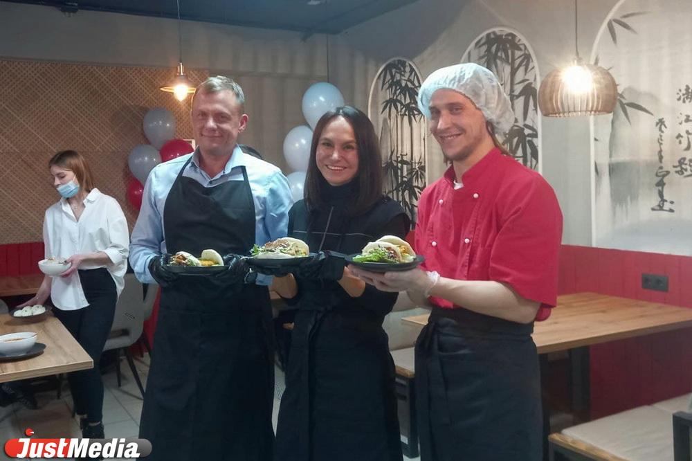 Свердловского министра Викторию Казакову в Первоуральске научили готовить китайские бургеры - Фото 1