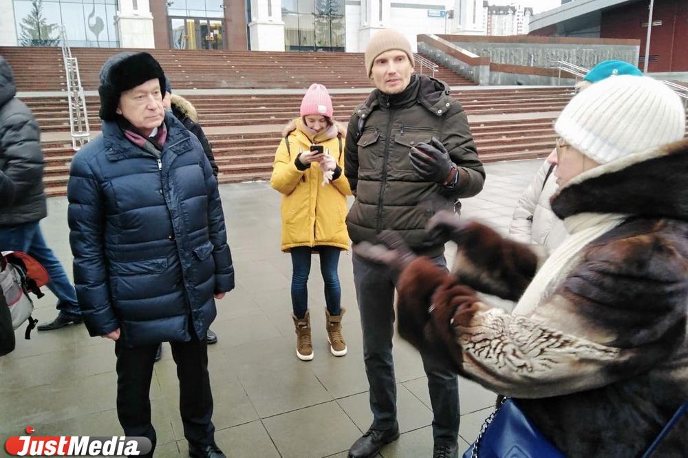 Противники QR-кодов осадили Заксобрание Свердловской области - Фото 1