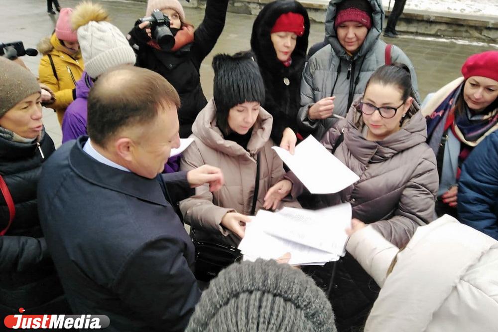 Противники QR-кодов отказались сдавать ПЦР-тесты, чтобы принять участие в заседании комитета Заксобрания - Фото 1