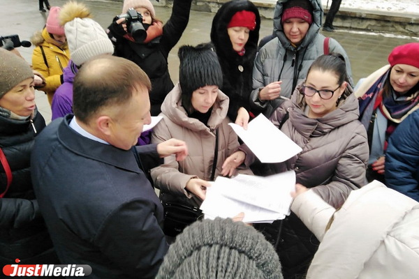 Противники QR-кодов отказались сдавать ПЦР-тесты, чтобы принять участие в заседании комитета Заксобрания