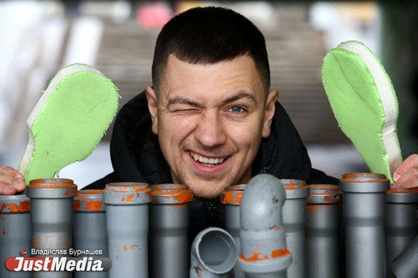 Том Пастухов, артист: «На улице все течет, много воды, потому что я забрал у вас трубы». В Екатеринбурге -4 градуса