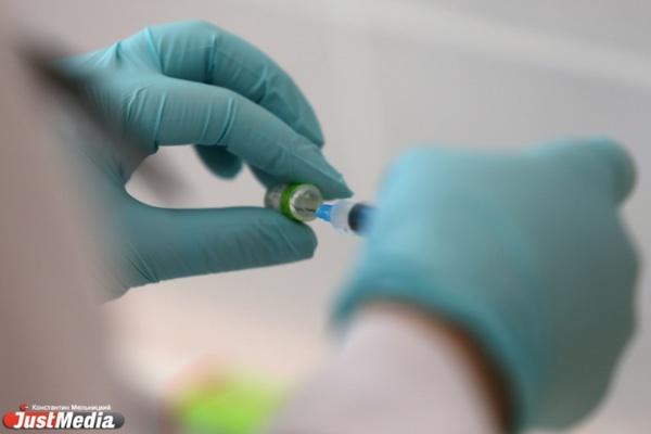 В екатеринбургских школах скоро начнут прививать от COVID-19 несовершеннолетних  - Фото 1