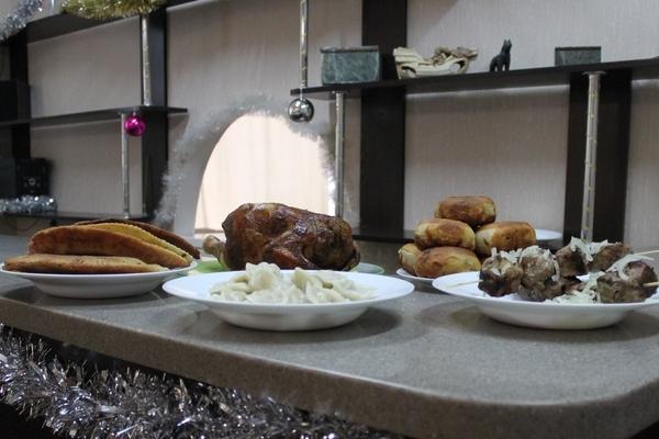 Екатеринбургские заключенные могут отметить Новый год с шашлыками, пиццами, хот-догами и чизкейками - Фото 1