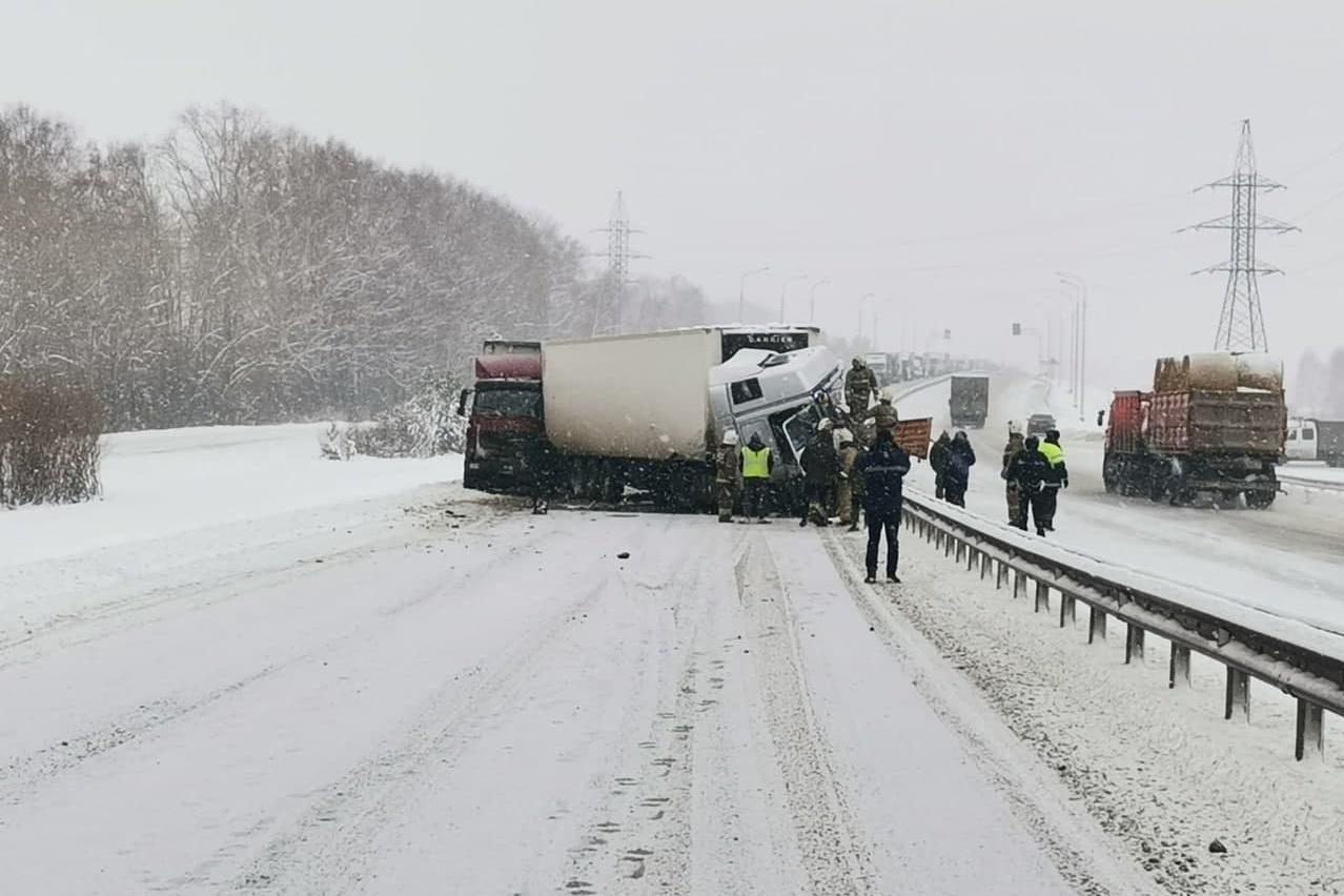 Массовое ДТП на Тюменском тракте полностью парализовало движение в районе Камышлова - Фото 1