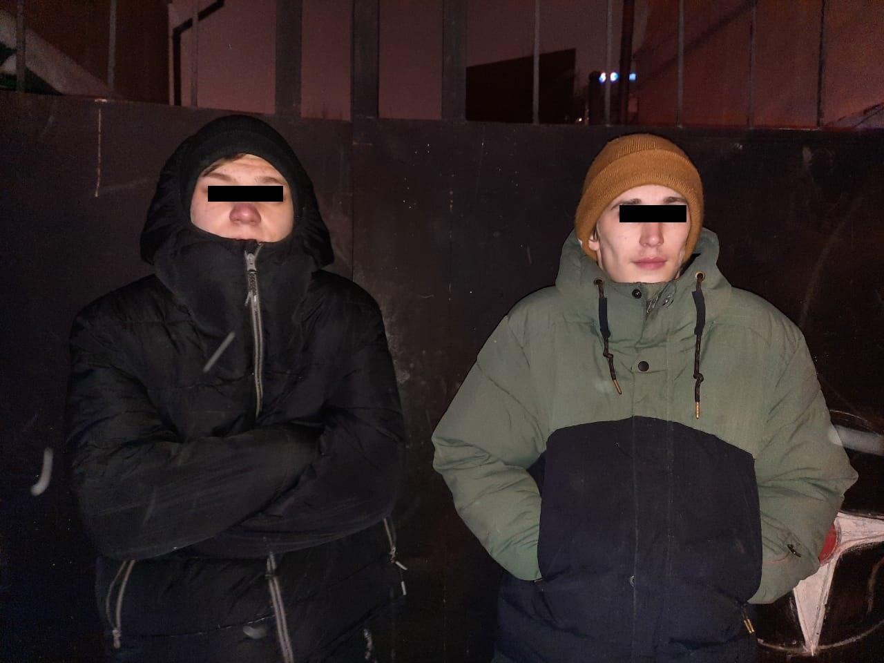В Екатеринбурге по «горячим следам» поймали воришек чипсов - Фото 1