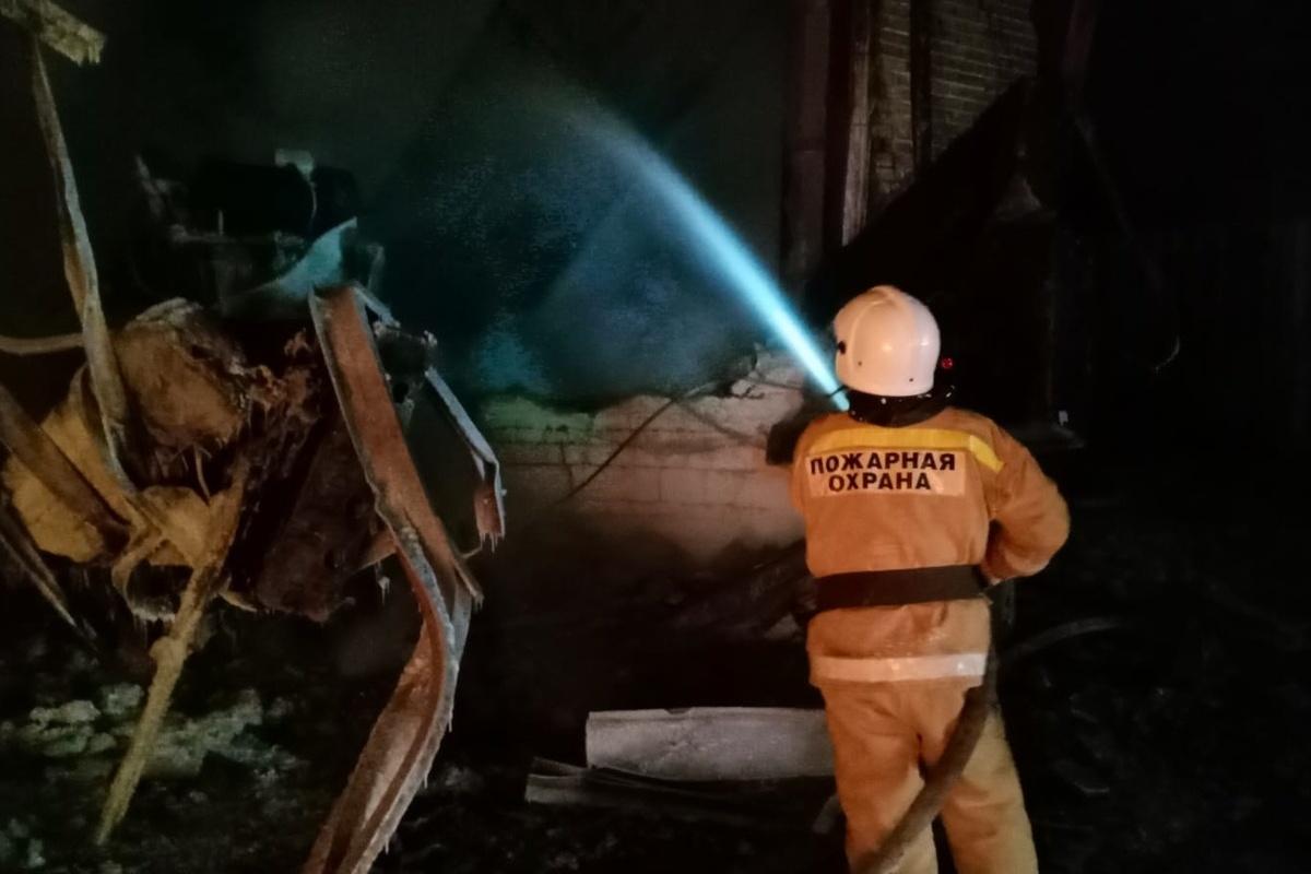 В Полевском сгорело здание по утилизации пластика - Фото 1