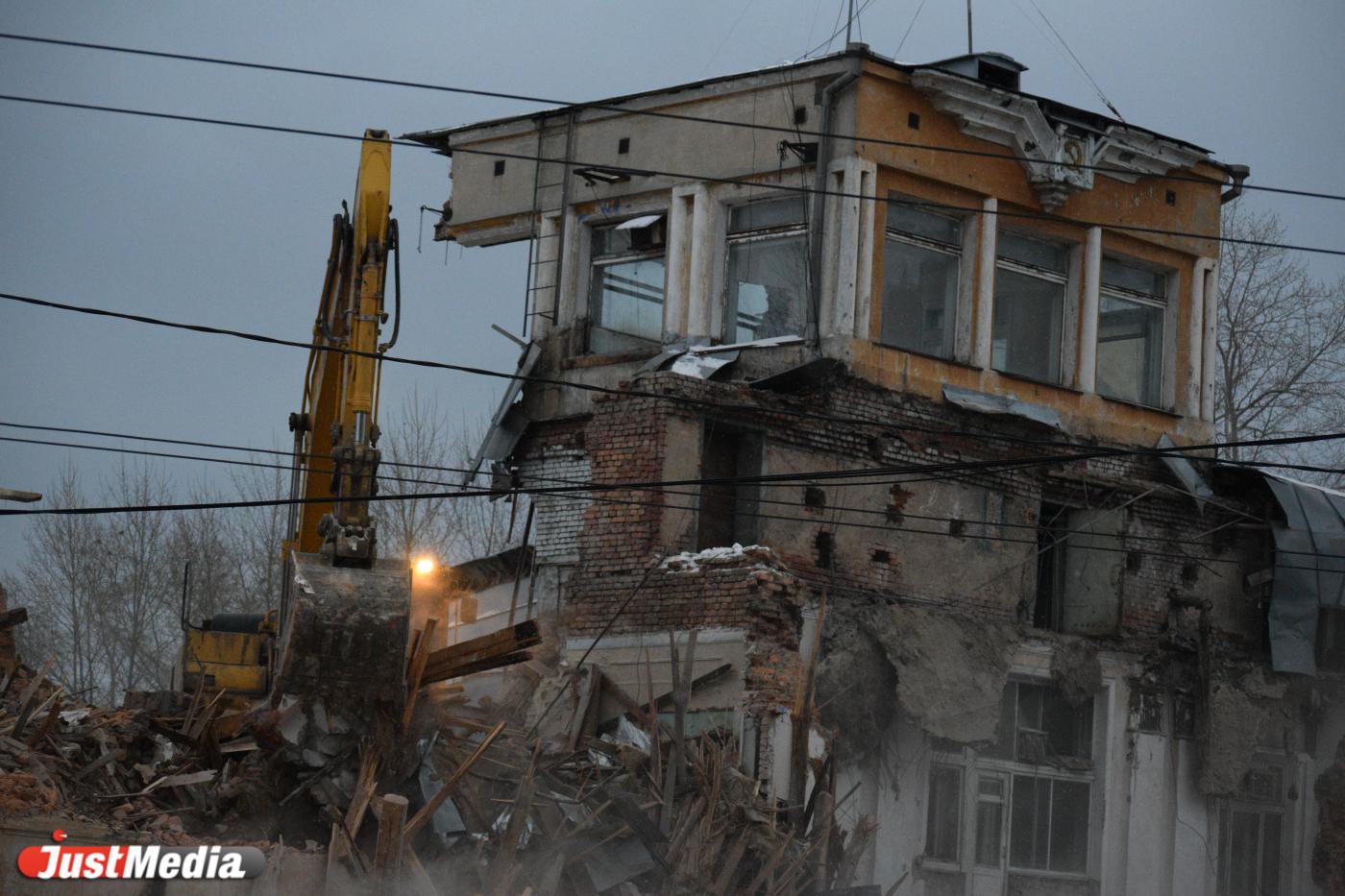 «Есть красивое здание, есть некрасивое». Губернатор прокомментировал снос аэровокзала Уктус - Фото 1