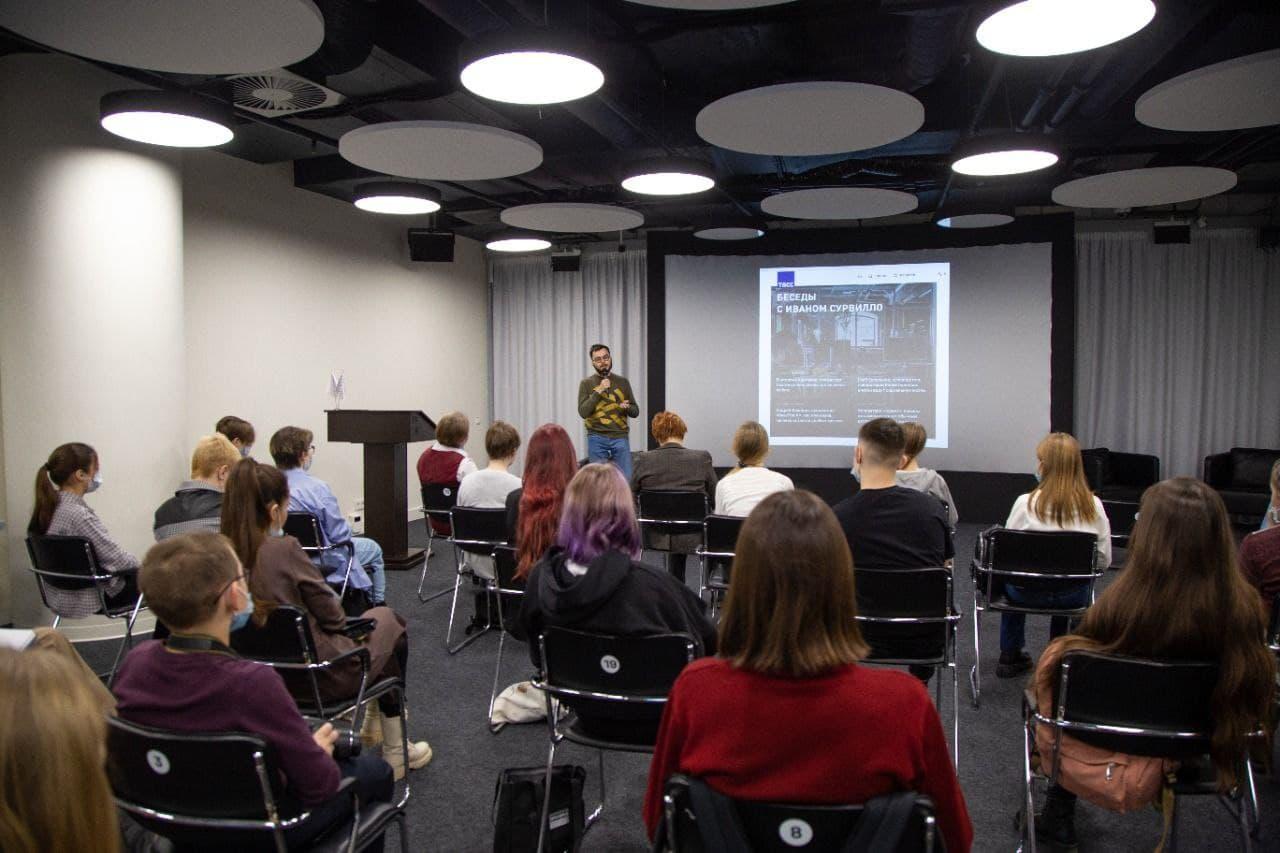 Журналист ТАСС научил уральских юнкоров брать интервью - Фото 1