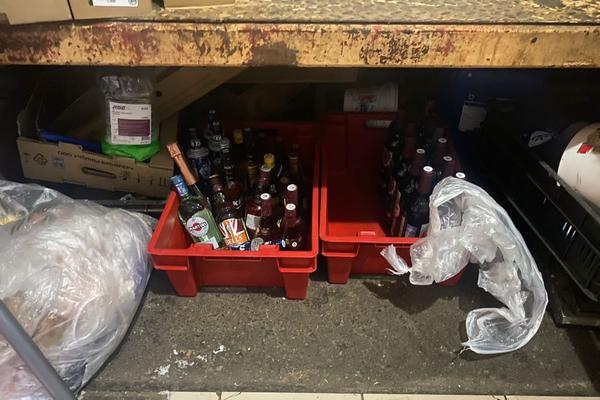 В Екатеринбурге сотрудники полиции продолжают изымать флаконы с этиловым спиртом - Фото 1