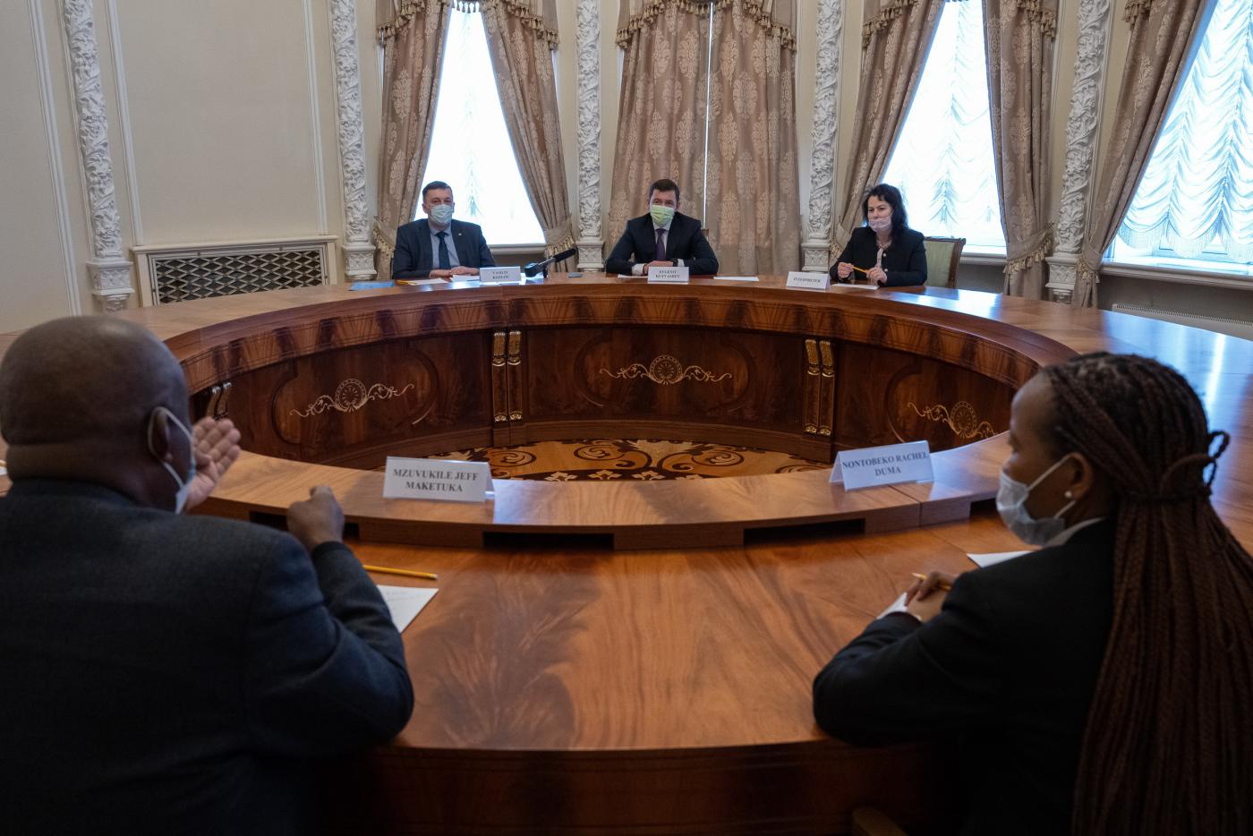 Евгений Куйвашев обсудил с послом ЮАР Мзувукиле Макетукой сотрудничество - Фото 1