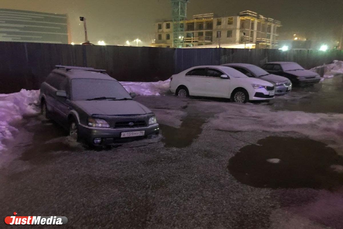 В Екатеринбурге на проспекте Космонавтов прорвало трубы - Фото 1