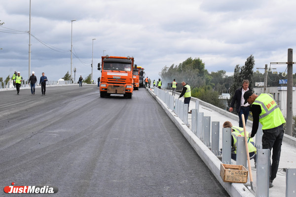 Движение по мосту на Блюхера откроют раньше срока - Фото 1
