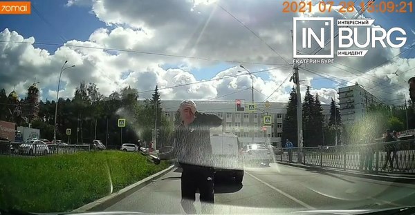 В Екатеринбурге мужчина кинул бутылку в лобовое стекло машины и угрожал ее водителю отверткой  - Фото 1