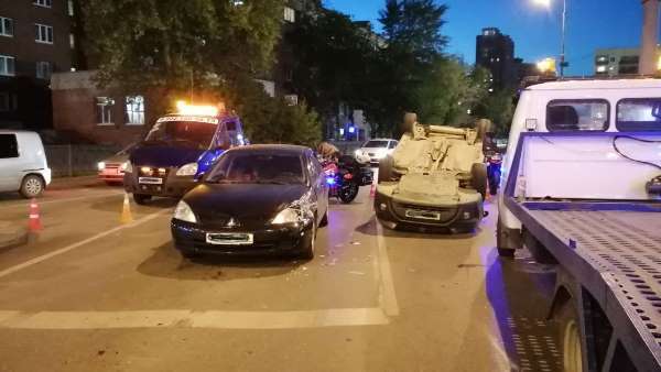 Массовая авария с участием трех машин произошла в Екатеринбурге - Фото 1