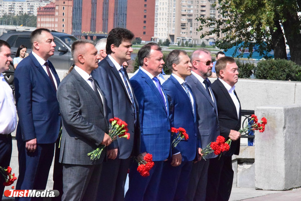 Представители власти возложили цветы к памятнику основателям Екатеринбурга - Фото 1