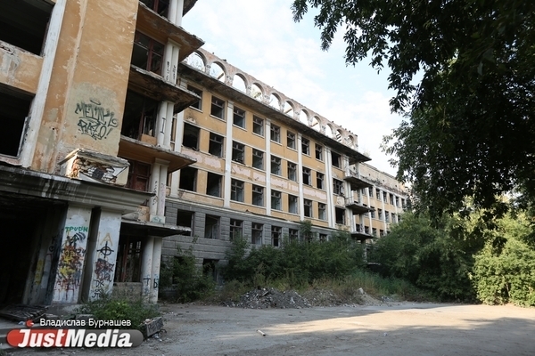 В заброшенной больнице в Зелёной роще Екатеринбурга снова произошел пожар - Фото 1