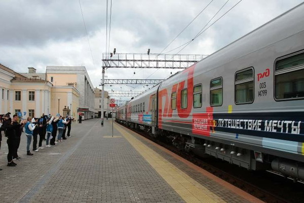 Детский поезд с победителями конкурса «Большая перемена» сделал остановку в Екатеринбурге - Фото 1