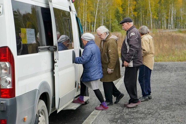 После прямой линии Евгения Куйвашева в поселок Островное стал ходить автобус - Фото 1