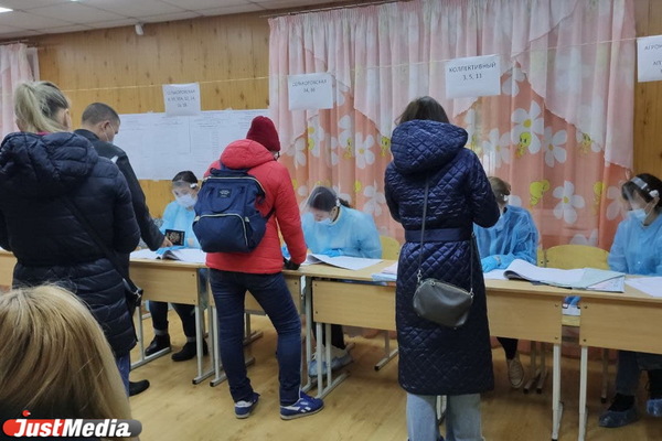 Глава свердловского облизбиркома объяснил утренние очереди на избирательных участках - Фото 1