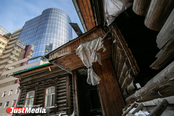 В центре Екатеринбурга рухнула стена усадьбы купца Ваганова  - Фото 1