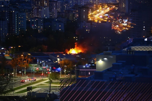 Крупный пожар тушат сейчас у гипермаркета «Metro» в Екатеринбурге - Фото 1