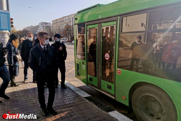 «Где ваша маска?» В Екатеринбурге прошел рейд по соблюдению масочного режима в общественном транспорте - Фото 1