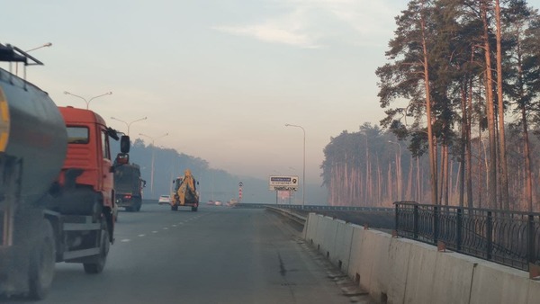 ГИБДД перекрыла движение по федеральной трассе из-за горящего торфяника - Фото 1