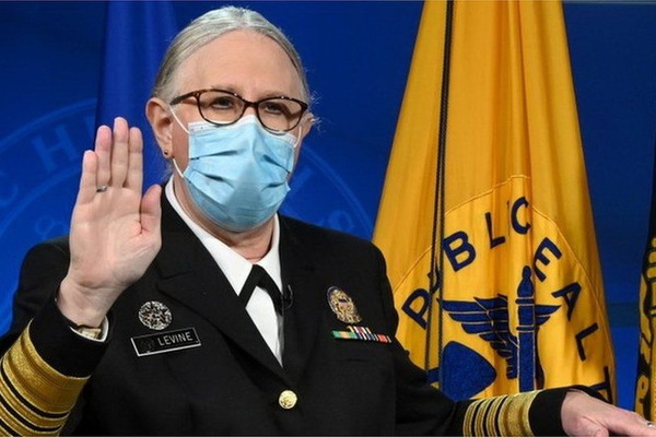 В США чиновник-трансгендер получил звание четырхзвездного адмирала - Фото 1