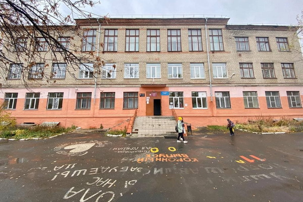 Алексей Вихарев помог поменять окна в школе Екатеринбурга, где ученики занимались в куртках - Фото 1
