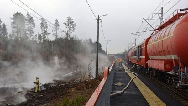 Пожарный поезд СвЖД помог тушить горящие торфяники - Фото 1