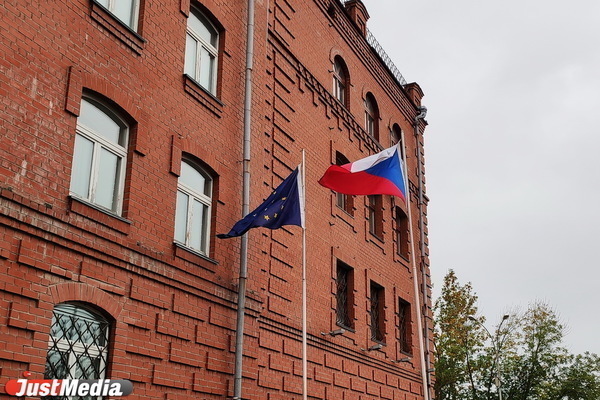 В Екатеринбурге из-за введения нерабочих дней приостановили работу визовые центры - Фото 1